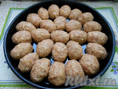 Из получившегося куриного фарша сформируйте небольшие котлеты, положите их на противень, смазанный растительным маслом. У меня вышло две формы с котлетами.