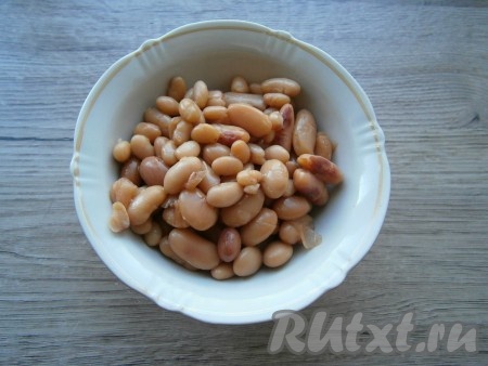 Консервированную фасоль промыть в дуршлаге под проточной водой. Если будете варить обычную фасоль, замочите ее на ночь в воде, а затем залейте чистой водой и отварите, в зависимости от сорта, в течение 40-60 минут (фасоль должна стать мягкой, но при этом не должна развариться). 