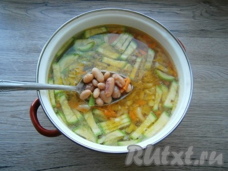 В кастрюлю с овощами добавить фасоль.
