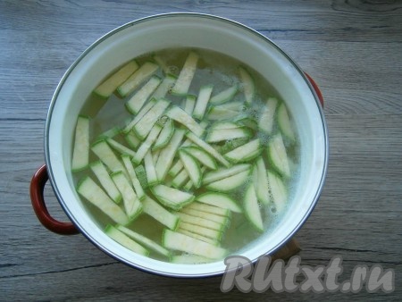 Залить картофель 1 литром воды и поставить кастрюлю на огонь. Когда вода закипит, посолить ее по вкусу. Варить картофель на небольшом огне 15 минут. Далее добавить в кастрюлю нарезанный брусочками кабачок (если кабачок молодой, то его можно нарезать, не очищая от кожуры), варить овощи далее еще 10 минут.
