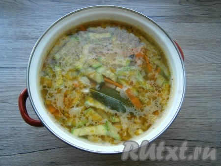 Готовому супу дать немного настояться под крышкой (минут 10).