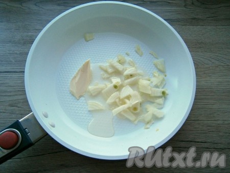Очищенный лук, мелко нарезав, поместить в сковороду, добавить растительное и сливочное масло.
