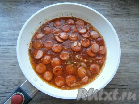 Также добавить немного сахара и протушить на слабом огне около 5 минут. В конце добавить измельченный чеснок, прогреть еще 1-2 минуты и выключить газ.
