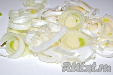 Нарезать лук порей.
