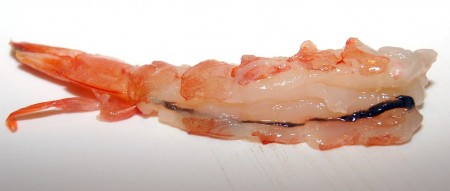 Свежемороженые вареные креветки опустить на 5 минут в холодную воду, вытащить и почистить. Обязательно удалить кишечную вену(!).
