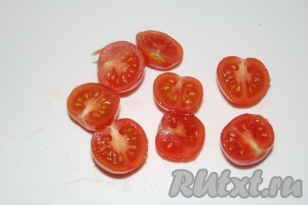 Нарезать помидоры черри.