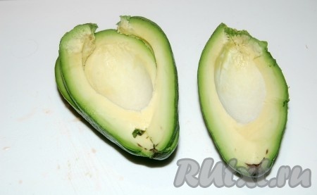 Авокадо очистить от кожуры, удалить косточку.