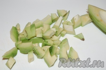 Нарезать авокадо.