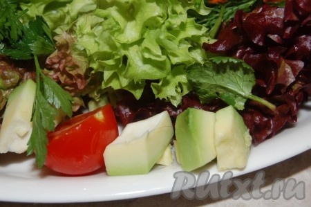 Разложить помидоры и авокадо по краю тарелки.