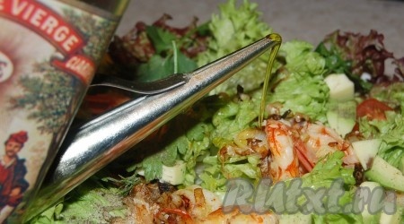 Посолить, поперчить салат, полить оливковым маслом.
