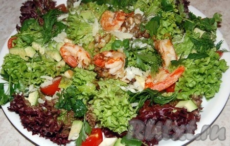 Наш наивкуснейший салат с авокадо, креветками и помидорами готов, можно садиться за стол.
