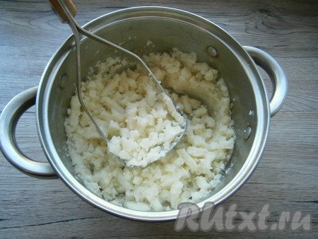 Отварить картофель, подсолив воду, до готовности (25-35 минут). Воду слить, картошку растолочь, остудить до теплого состояния.

