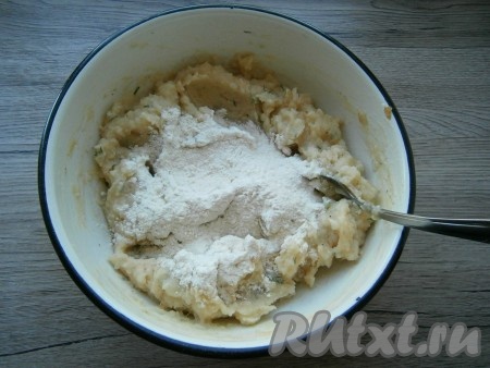Снова все перемешать и всыпать муку. Массу еще раз хорошенько перемешать.
