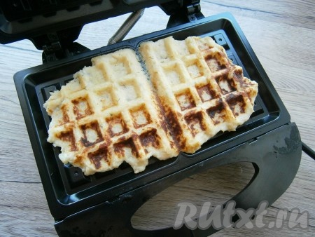 Закрыть вафельницу и выпекать картофельные вафли около 3-4 минут. Смотрите по своей технике, вафли должны быть поджаренными. Таким же образом выпекаются и тонкие вафли, только теста кладите чуть меньше.