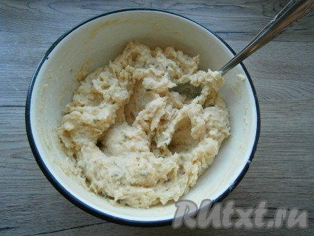 И далее влить оставшееся растительное масло, тщательно вымешать, чтобы масса получилась нежной и почти гладкой. Готовая для выпечки картофельная масса получится довольно густой.

