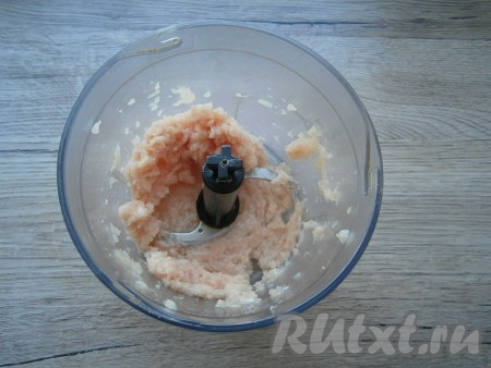 Куриное филе нарезать кусочками и измельчить в чаше блендера до состояния фарша (или пропустить через мясорубку).
