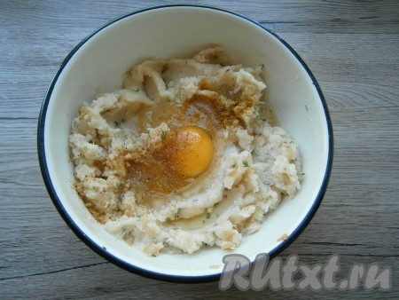 К куриному фаршу добавить теплый толченый картофель, тщательно перемешать. Сюда же добавить сырое яйцо, соль, специи.
