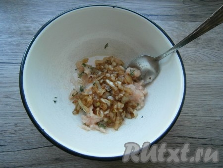 Также добавить к фаршу немного остывший жареный лук со сковороды.
