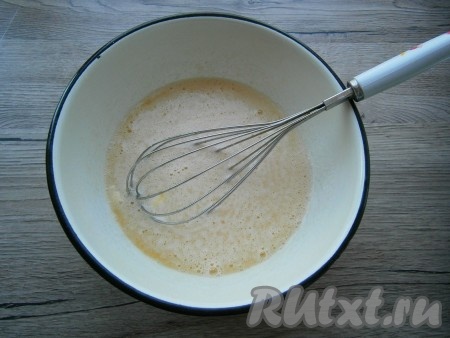 Хорошенько взбить яичную массу венчиком, добавить растопленный и остуженный маргарин, перемешать.
