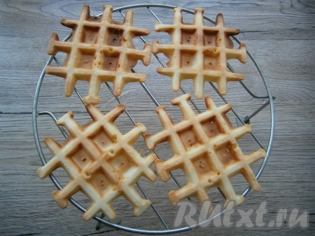Выпекаются такие вафли около 7-8 минут, их нужно хорошенько зажаривать.&nbsp;Готовые вафли выкладывать на решетку до полного остывания.