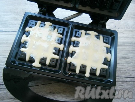 Электровафельницу разогреть и выложить 1-2 столовые ложки теста, крышку закрыть.
