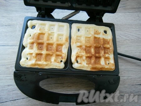 Накрыть вафельницу и выпекать вафли 3-4 минуты.
