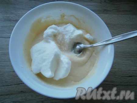 Добавить белки в тесто и аккуратно вмешать их ложкой.
