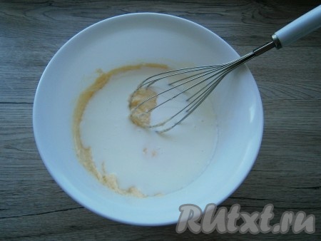 Влить молоко комнатной температуры, перемешать.
