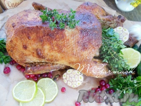 Увеличив температуру до 170 градусов, запекайте птицу еще 25-30 минут, не накрывая фольгой (чтобы утка подрумянилась). Достаем готовую утку из духовки, освобождаем от фольги и можно подавать эту вкуснейшую запеченную птицу к столу.
