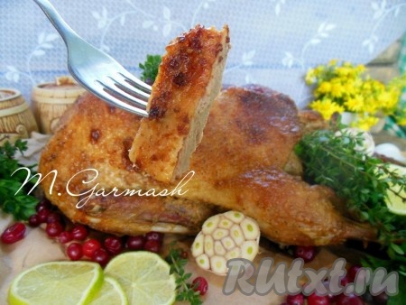 При таком способе приготовления мясо утки получается очень нежным и сочным. К наивкуснейшему запеченному мясу подайте кисло-сладкий соус, например, из клюквы или вишни, зелень и свежие овощи.
