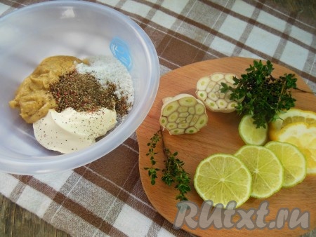 Нарежьте лимон (или лайм) колечками, головку чеснока, не очищая от кожуры, разрежьте на две части (как на фото). Для приготовления соуса для маринования утки соедините сметану, горчицу, соль, смесь молотых перцев, тщательно перемешайте.
