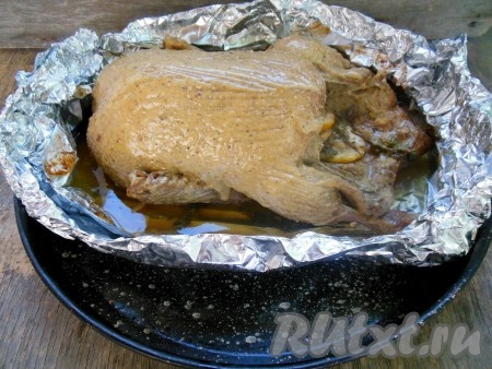 Сверху на утку силиконовой кисточкой нанесите оставшийся соус и снова отправьте в духовку.&nbsp;
