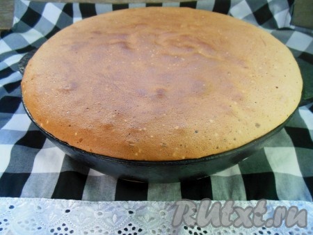 Выпекайте шарлотку с черносливом в заранее разогретой духовке при температуре 170 градусов 35-40 минут (готовность проверьте деревянной лучинкой - при прокалывании готового пирога лучинка должна остаться сухой, без следов теста). Готовую шарлотку достаньте из духовки, дайте слегка остыть прямо в форме. Затем, проведя острым ножом по краю формы, переверните пирог на тарелку и полностью остудите.
