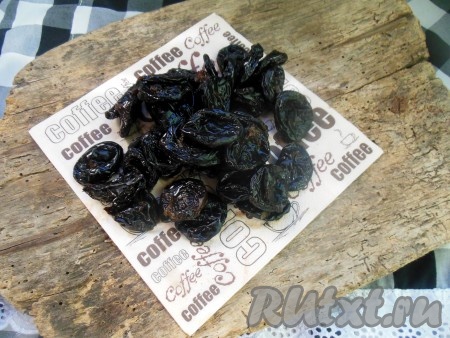 Чернослив залейте горячей водой на пару минут. Затем промокните чернослив с помощью бумажного полотенца. У меня был мелкий чернослив, поэтому я его не нарезала на кусочки, а использовала целый.
