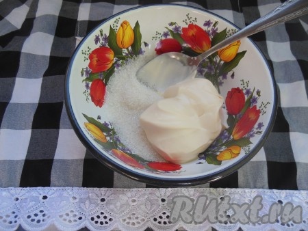 Для приготовления сметанного крема просто смешайте сахар со сметаной и нанесите на остывшую шарлотку с черносливом.
