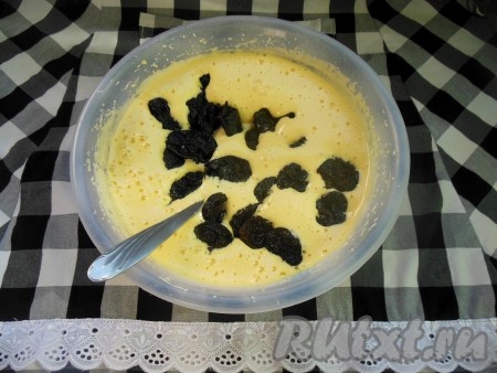 В тесто добавьте просушенный чернослив, перемешайте ложкой.
