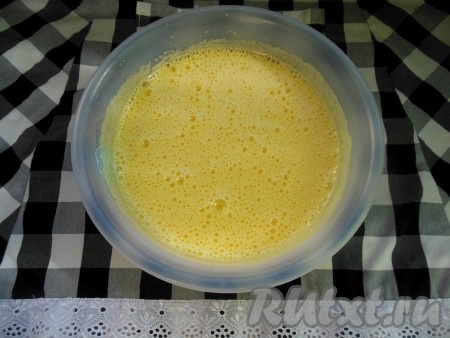 В процессе взбивания яично-сахарная масса увеличится в несколько раз, а сахар - полностью растворится.
