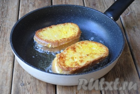 Обжарить гренки на среднем огне по 1,5-2 минуты с каждой стороны (до красивого золотистого цвета). Затем выложить на бумажное полотенце, чтобы избавиться от лишнего масла.