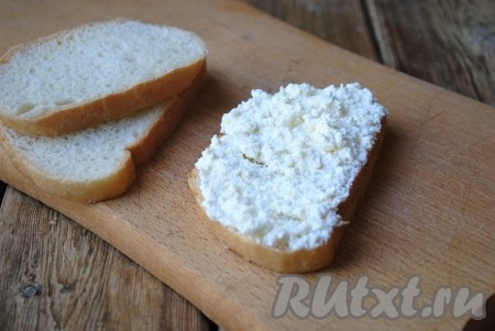 Ломтик хлеба щедро смазать творожной массой, сверху накрыть вторым ломтиком. В результате должно получиться 4 заготовки, каждая из которых состоит из двух кусков хлеба, скрепленных творожной массой. Может выйти и больше заготовок, смотря, какое количество творожной массы вы будете намазывать на хлеб.
