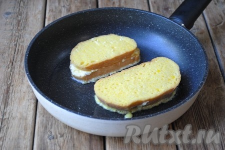 Выложить гренки с творогом на сковороду, хорошо разогретую с растительным маслом.
