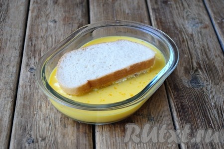 Хлеб со всех сторон обмакнуть в яично-молочную смесь.&nbsp;
