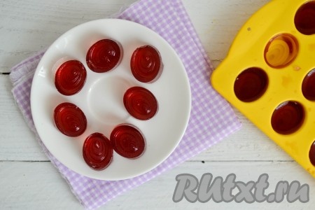 Желейные конфеты, приготовленные в домашних условиях, легко достаются из формы, не ломаются, не рвутся, они достаточно плотные, в меру сладкие и безумно вкусные.
