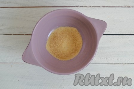 В миску всыпать желатин и залить теплой водой, оставить для набухания на 10 минут. Затем отправить на средний огонь и, помешивая, дождаться, пока желатин полностью растворится (на это понадобится 5-7 минут). Но не кипятить!
