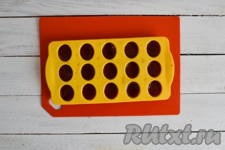 Разлить получившуюся смесь из сока и желатина по ячейкам силиконовой формы (можно использовать и силиконовые формы для кексов) и отправить в холодильник минимум на час (до полного застывания).
