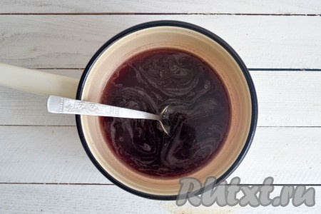 Снять сок с огня, дать ему остыть в течение 3-5 минут, а затем соединить&nbsp;его с растворившимся желатином и интенсивно перемешать.
