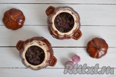 Очистить лук, мелко нарезать и выложить на дно горшочков.
