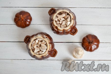 Шампиньоны вымыть, нарезать кубиками и выложить следующим слоем.
