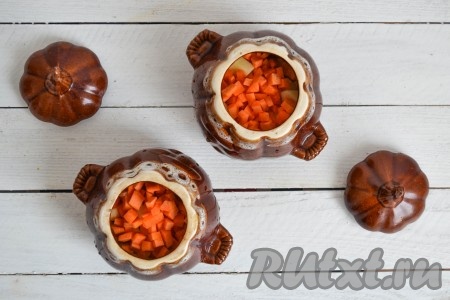 Сверху выложить очищенную и нарезанную мелкими кубиками морковь.
