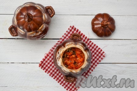 Картошка, приготовленная в горшочках в микроволновке, получается невероятно нежной, рассыпчатой и сочной. А, благодаря другим компонентам, еще ароматной и очень вкусной.
