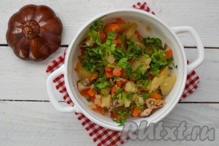 Выложить картофель на тарелку, посыпать измельченной зеленью и подать в горячем виде к столу. Можно также подать на стол в горшочках.
